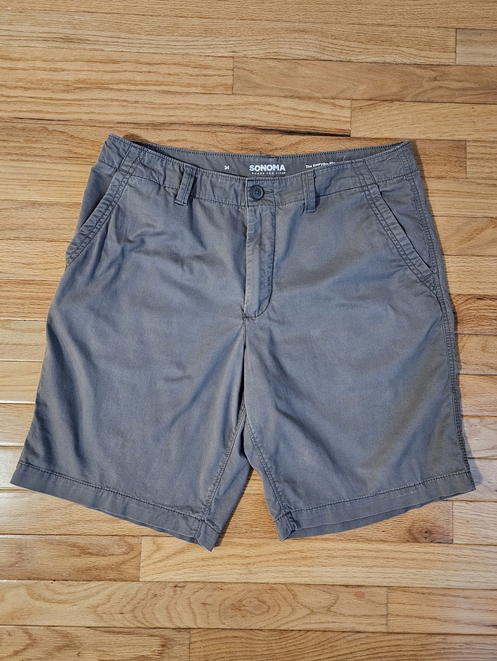 Sonoma Men's Gray Chino Shorts Flat Front with Pockets Size 34. 9 Inch Inseam.